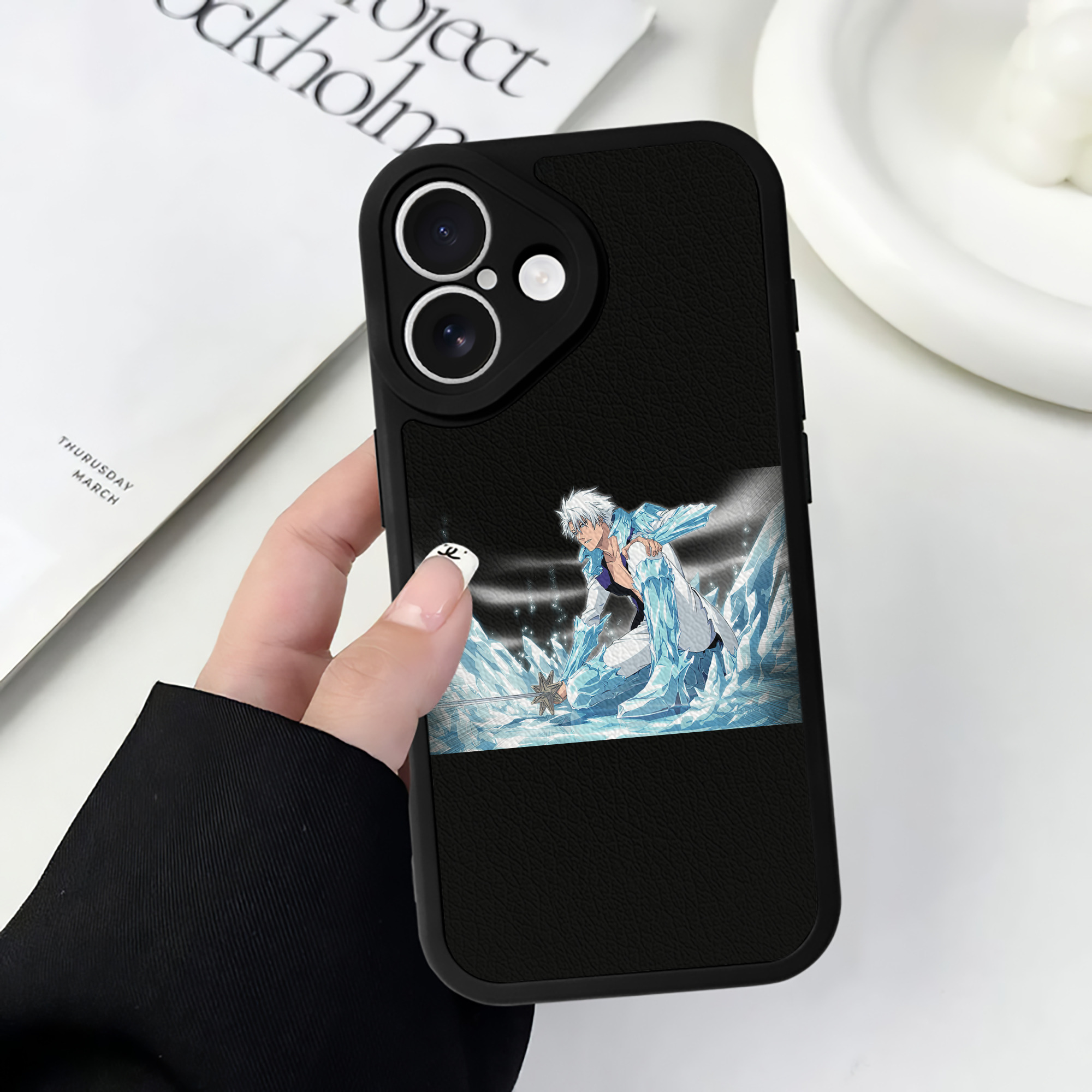 （画像用） ブリーチ 日番谷冬獅郎（ひつがや とうしろう） BLEACH Hitsugaya Toushirou 【iPhone 16シリーズ対応】シリコンスマホケース（レザー調） 材質：シリコン